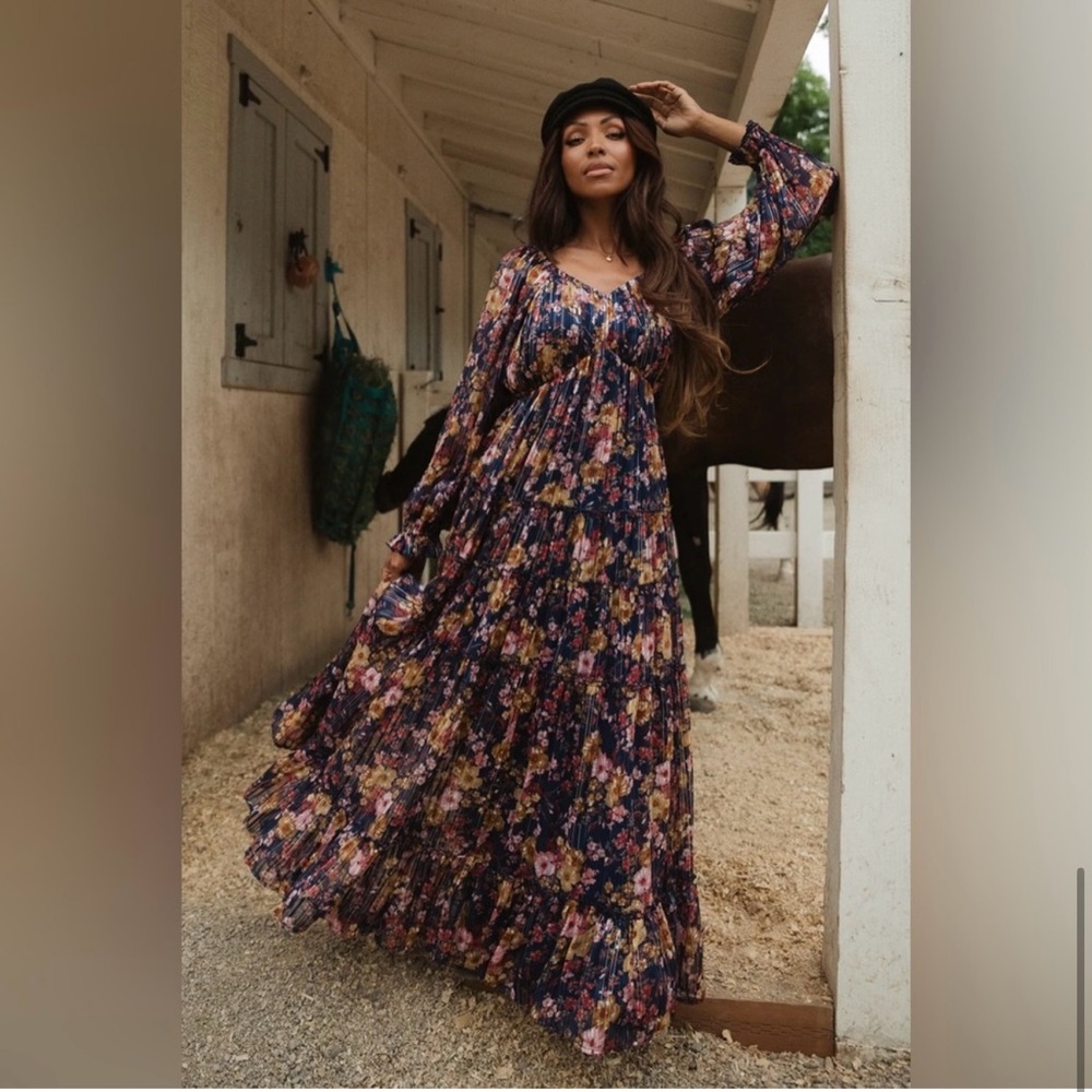 Ivy City Co Cassia dress in navy floral size Small